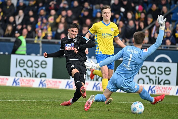 Ulms Aaron Keller (l) scheitert an Braunschweigs Torwart Ron-Thorben Hoffmann. - © Swen Pförtner/dpa
