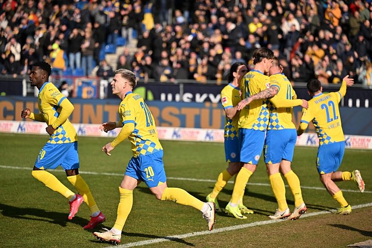 Die Braunschweiger Spieler feiern den Ausgleichstreffer. - © Swen Pförtner/dpa