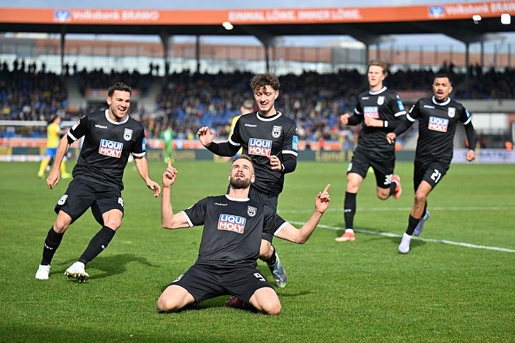 Ulms Lucas Röser jubelt nach seinem Führungstreffer. - © Swen Pförtner/dpa