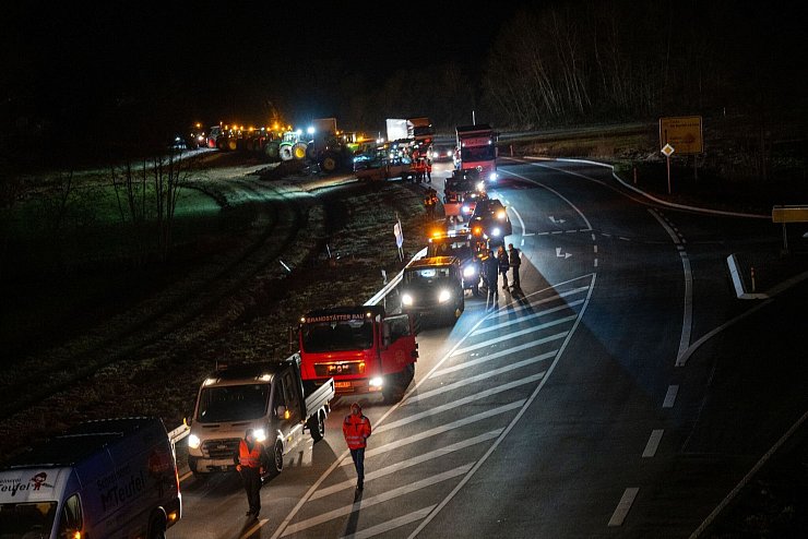 Hunderte Traktoren, Baufahrzeuge und Lkws blockieren das Kreuz der Bundesstraßen B303 und B279. - © Pia Bayer/dpa