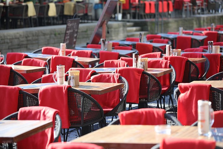 Ein Kaffee oder Eis in der Sonne - nach viel Regen ist das an diesem Wochenende in NRW wieder möglich. - © Sascha Thelen/dpa