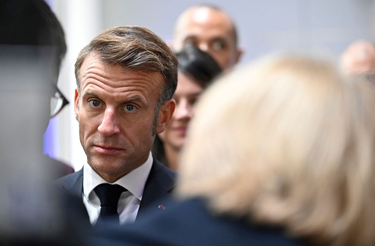 Frankreichs Präsident Macron sieht sich Rücktrittsforderungen ausgesetzt (Archivbild). - © Jean-Christophe Verhaegen/POOL AFP/dpa