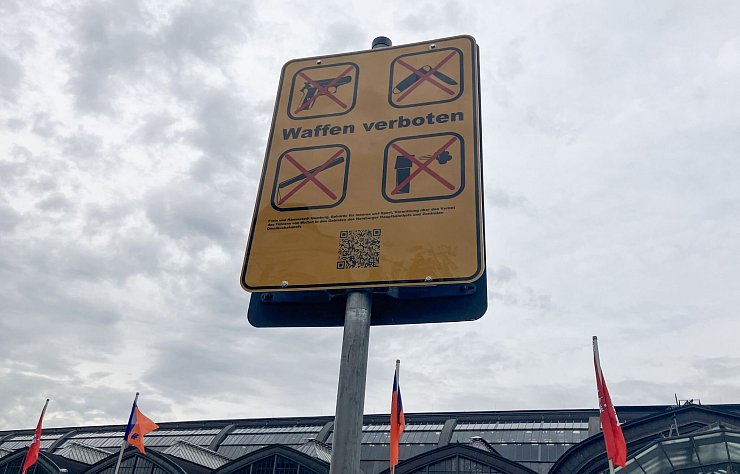 Ein erstes Hinweisschild zum Waffenverbot steht am Hamburger Hauptbahnhof. - © Franziska Spiecker/dpa