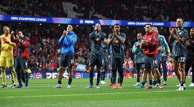 Leipzigs Spieler bedanken sich nach der bitteren 1:2-Niederlage in Madrid bei den Fans. - © Jan Woitas/dpa