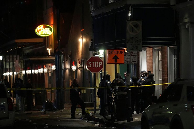 Großeinsatz in New Orleans\\\' Ausgehviertel, dem French Quarter: Ein Auto ist in eine Menschenmenge gefahren. - © Gerald Herbert/AP/dpa