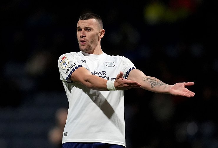 Preston-Stürmer Osmajic verlor im Derby die Nerven und biss seinen Gegenspieler. - © Martin Rickett/PA Wire/dpa