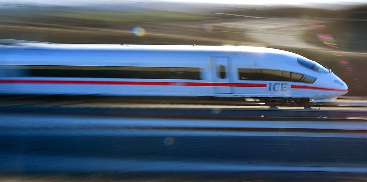 Mit der Bahncard 100 können alle ICE benutzt werden. Der Preis dafür wird jedoch bald angehoben. (Archivbild) - © Martin Schutt/dpa-Zentralbild/dpa