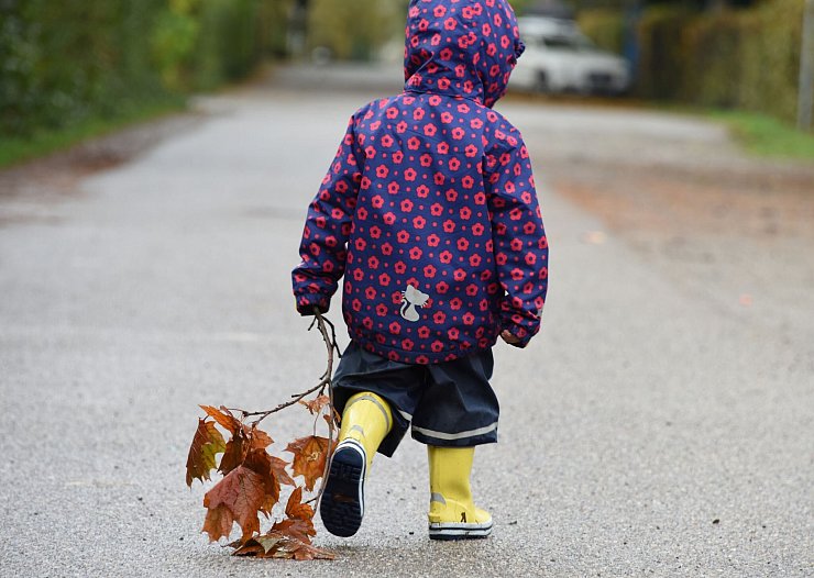Gut ausgerüstet machen Spaziergänge im Herbstwetter Spaß. (Archivbild) - © picture alliance / dpa