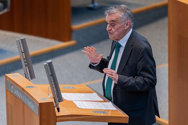 Innenminister Herbert Reul (CDU) weist im Landtag schwere Vorwürfe der Opposition zu mangelnder Verkehrssicherheit in Nordrhein-Westfalen zurück. (Archivbild) - © Rolf Vennenbernd/dpa