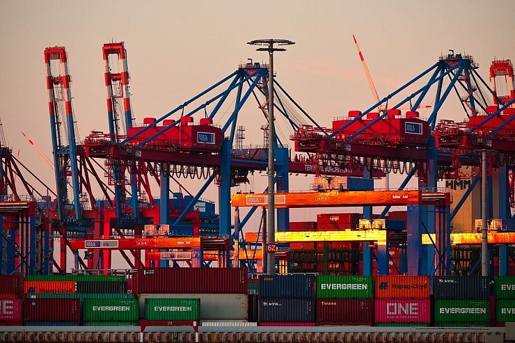 Die deutsche Wirtschaft schwächelt - die Stimmung im Exportgeschäft hat sich eingetrübt. - © Christian Charisius/dpa