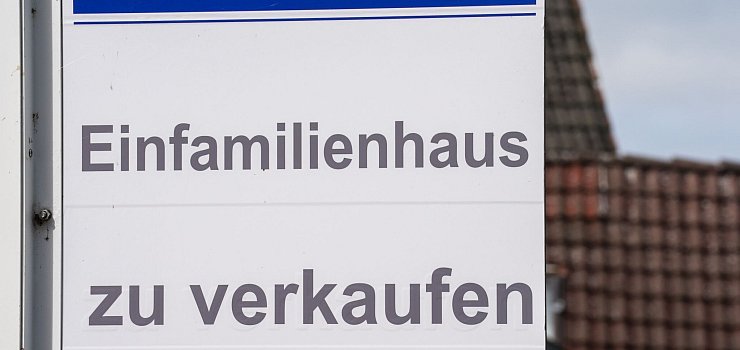 Hausverkauf: Der Frankfurter Immobilienmakler Von Poll Immobilien könnte den Besitzer wechseln (Archivbild) - © Marcus Brandt/dpa