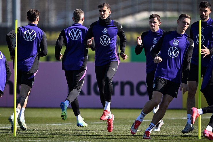Leon Goretzka (M) beim Training der Nationalmannschaft. - © Federico Gambarini/dpa