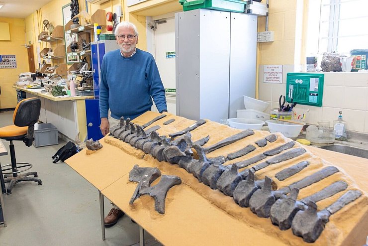 Jeremy Lockwood mit Fossilien von Istiorachis macarthurae - © -/University of Portsmouth/dpa