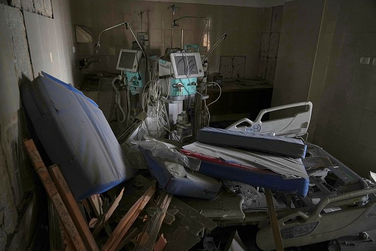 Schäden in Krankenhaus im Gazastreifen. - © Jehad Alshrafi/AP/dpa