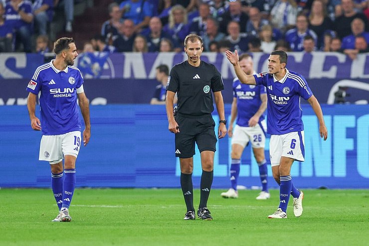 Denkwürdige Niederlage: Schalke verspielt ein 3:0 und verliert 3:5 gegen Darmstadt. - © Tim Rehbein/dpa