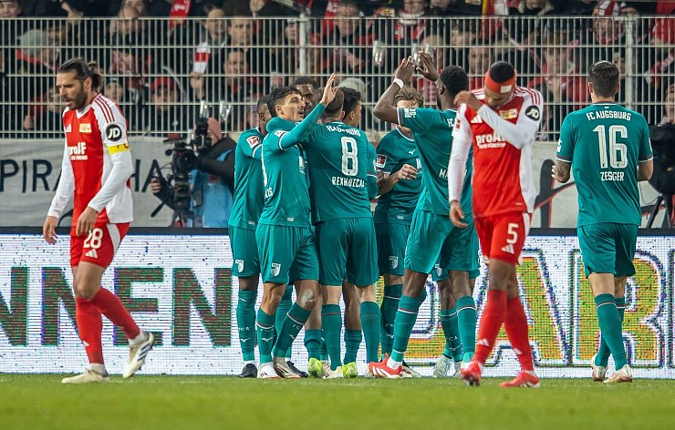 Die Augsburger verdienten sich die Führung. - © Andreas Gora/dpa