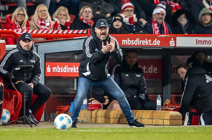 Für Baumgart war es das zweite Pflichtspiel als Union-Trainer. - © Andreas Gora/dpa