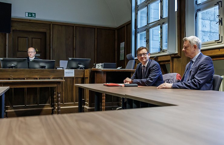 Kay Gottschalk (AfD, M), Bundestagsabgeordneter, sitzt mit Anwalt Michael Zischka (r) und Richter Burkhard Niebisch (hinten l) im Gerichtssaal. - © Andreas Gora/dpa
