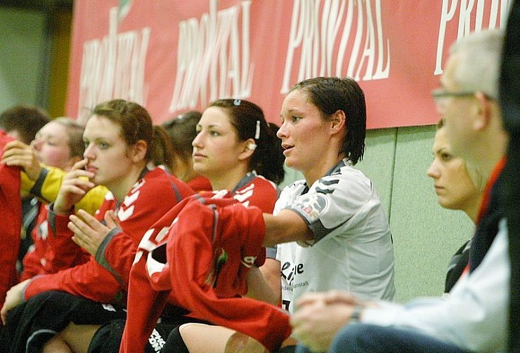 Raus mit Kapselverletzung: Beim 25:25 im Hinspiel fehlte Katja Langkeit (zieht sich Pullover über). 