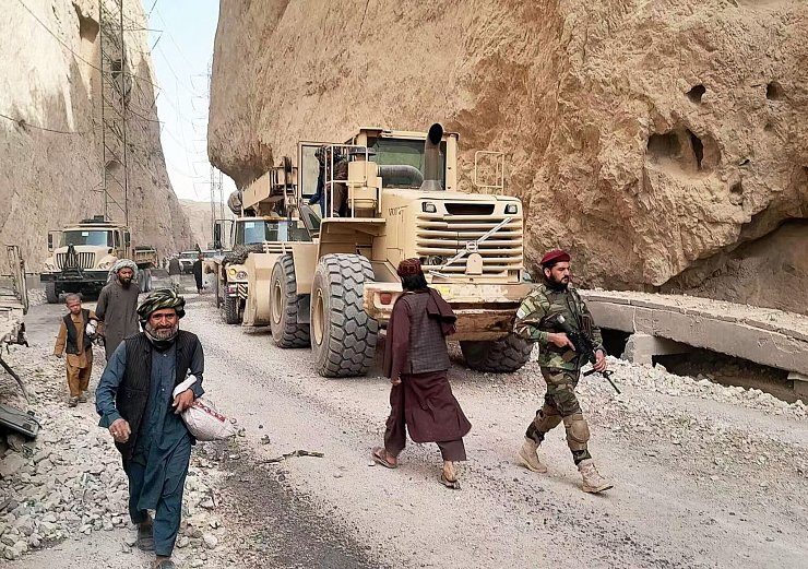 Die Aufräumarbeiten lauf auf Hochtouren. - © M. Fardin Nawrozai/XinHua/dpa