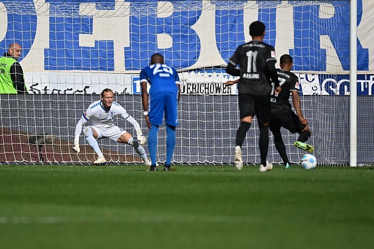 Julian Green (r) von Greuther Fürth trifft gegen Torwart Dominik Reimann von Magdeburg zum 2:1. - © Christophe Gateau/dpa