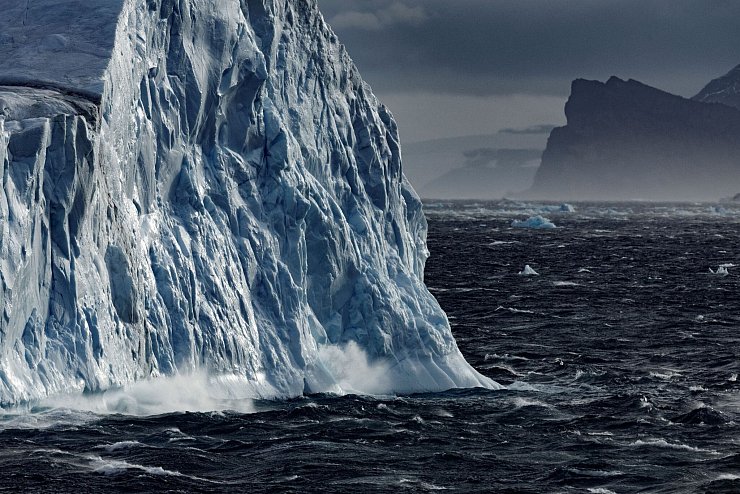 Das Weddellmeer mit seiner dramatischen Landschaft ist auch Ziel für Touristen. - © John Weller/dpa