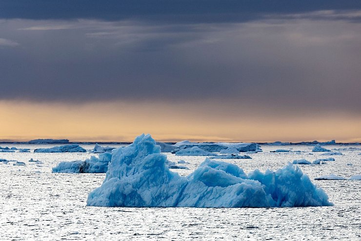 Eisschollen im Weddellmeer in der Antarktis. - © John Weller/dpa