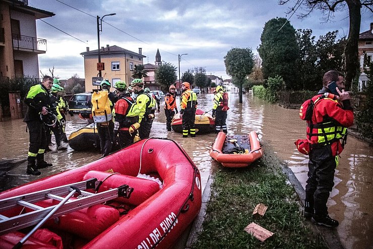 Die Feuerwehr ist nach den Unwettern im Großeinsatz. - © Michela Porta/IPA via ZUMA Press/dpa