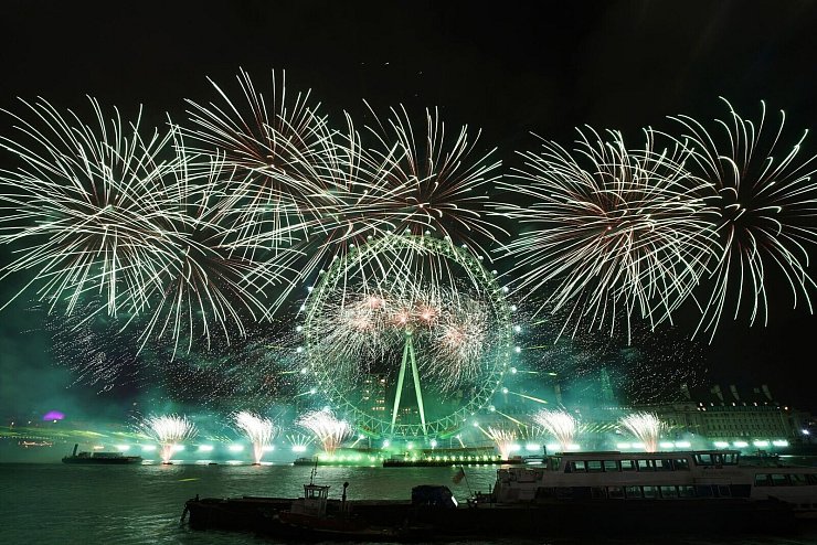 Bekanntes Bild zu Silvester: Das Feuerwerk in London. - © Alberto Pezzali/AP/dpa