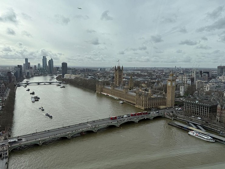 Aus der Gondel sieht man das britische Parlament. - © Julia Kilian/dpa