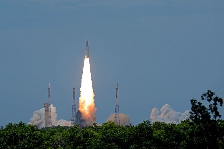 Die indische Mondmission startet mit einer indischen Rakete. (Archivbild) - © Aijaz Rahi/AP/dpa