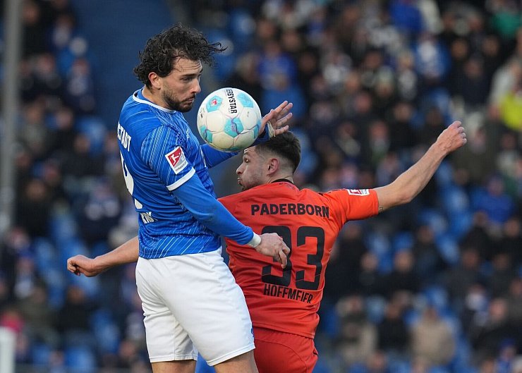 Der SC Paderborn um Marcel Hoffmeier (r) besiegte den SV Darmstadt 98 um Fraser Hornby verdient. - © Thomas Frey/dpa