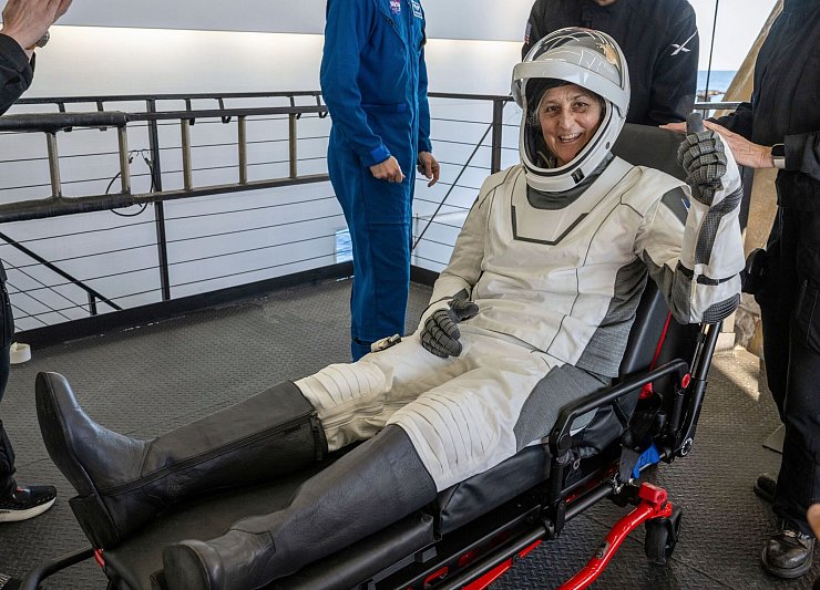 Williams zeigte sich nach der Rückkehr bestens gelaunt. - © Keegan Barber/NASA/AP/dpa