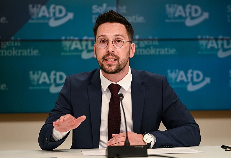 Dennis Hohloch, Parlamentarischer Geschäftsführer der Brandenburger AfD, sieht die Afd nicht als verfassungsfeindlich. - © Britta Pedersen/dpa