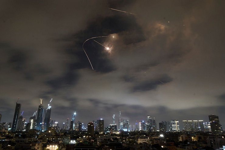 Israel und der Iran greifen sich weiter gegenseitig an. - © Leo Correa/AP/dpa
