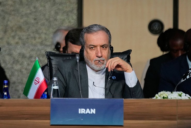 Der Iran will laut Außenminister Araghtschi nicht verhandeln, solange Israels Angriffe andauern. - © Khalil Hamra/AP/dpa