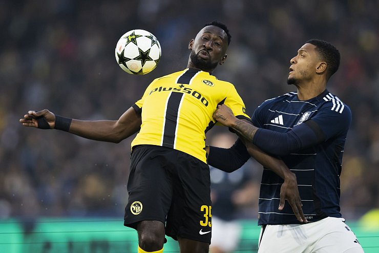 Aston Villa mit Jacob Ramsey (r) hatte mit den Young Boys Bern keine Probleme. - © Peter Klaunzer/KEYSTONE/dpa