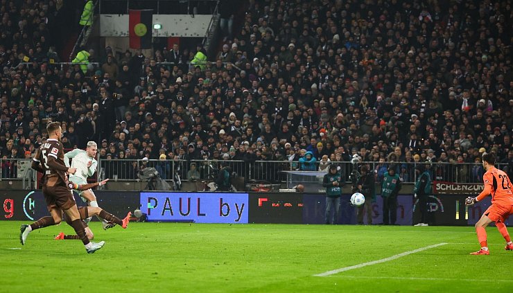 Die Entscheidung: Werders Marvin Ducksch erzielt das 2:0. - &copy; Christian Charisius/dpa