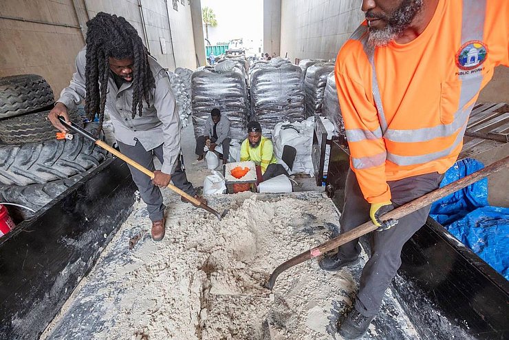 Das US-Hurrikanzentrum warnt erneut vor lebensbedrohlichen Sturmfluten und zerstörerischen Winden, auch wenn Ausmaß und Verlauf des Sturmes noch nicht genau abzusehen seien. - © Alexia Fodere/Miami Herald/TNS via ZUMA Press Wire/dpa