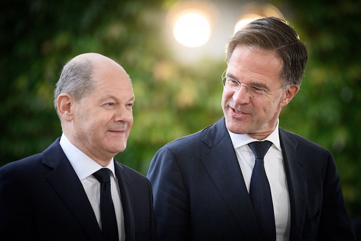Die zuweilen scharfe Kritik an der Ukraine-Politik von Olaf Scholz (l) hält Rutte für ungerechtfertigt. (Archivbild) - © Bernd von Jutrczenka/dpa