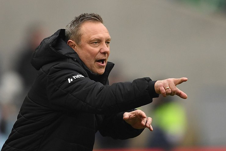 Enttäuschendes Heim-Debüt für 96-Coach André Breitenreiter. - © Swen Pförtner/dpa