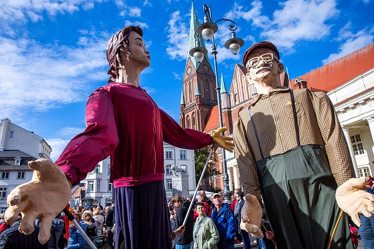Mit einem ökumenischen Gottesdienst im Dom und einem Staatsakt im Mecklenburgischen Staatstheater werden die Feiern zum Tag der Einheit in Schwerin fortgesetzt. - © Jens Büttner/dpa