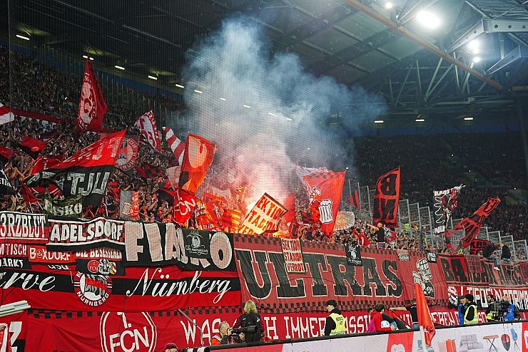 Hitzige Stimmung auf dem Betzenberg. - © Thomas Frey/dpa