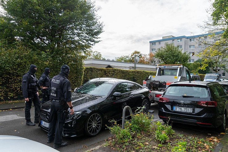 Limousine von salafistischem Tiktok-Star beschlagnahmt. - © Polizei Düsseldorf/dpa