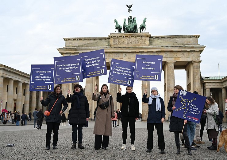 Im Jahr 2023 wurden 938 Mädchen und Frauen in Deutschland Opfer von versuchten oder vollendeten Femiziden. - © Leonie Asendorpf/dpa