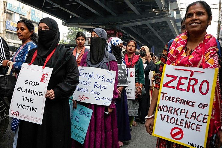 Am Internationalen Tag zur Beseitigung von Gewalt gegen Frauen gibt es in vielen Ländern Demonstrationen und Kundgebungen, um auf das Problem aufmerksam zu machen. - © Bikas Das/AP