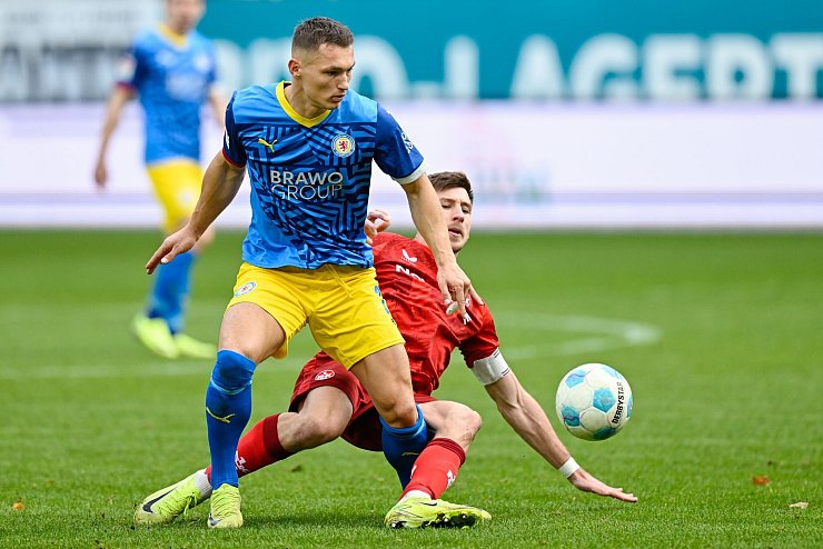 Auf dem verlorenen Posten beim FCK: Sven Köhler (li.) und die Eintracht - © Uwe Anspach/dpa