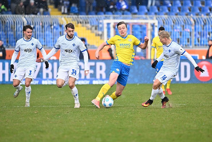 Anlass für einen Trainer-Streit: Braunschweigs Robert Ivanov im Spiel gegen Darmstadt 98. - © Swen Pförtner/dpa