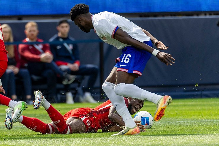 Der Moment, in dem sich Alphonso Davies verletzte - © Ringo Chiu/ZUMA Press Wire/dpa