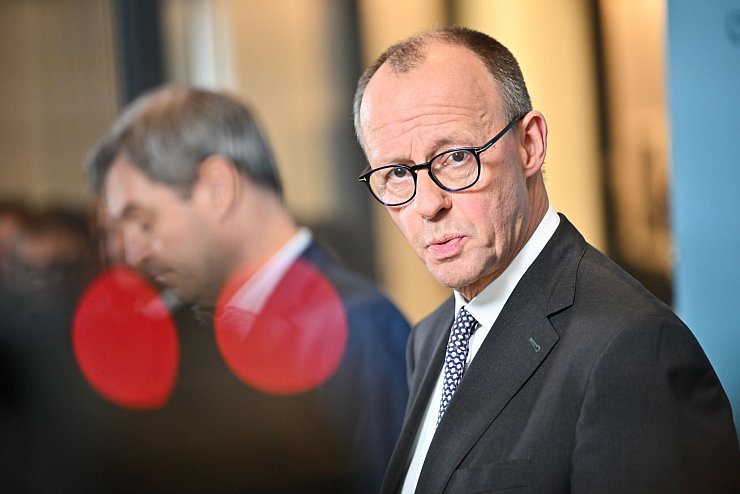 Merz will die Schuldenbremse derzeit nicht reformieren. - © Sebastian Christoph Gollnow/dpa